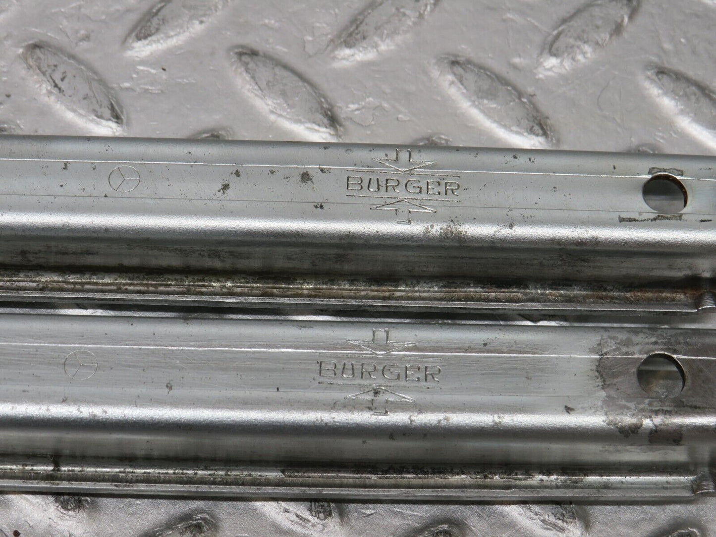 37085 Mercedes-Benz C126 420SEC Coupe Front Left Seat Rail Pair