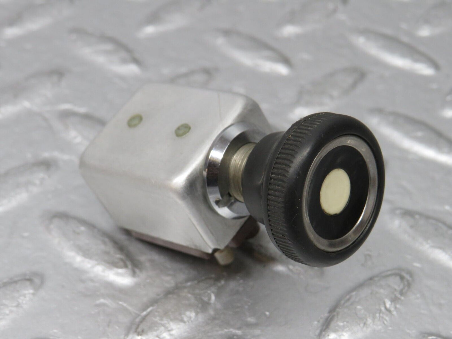 37529 Mercedes-Benz W109 300SEL 3 Pin Pull Switch 31263001