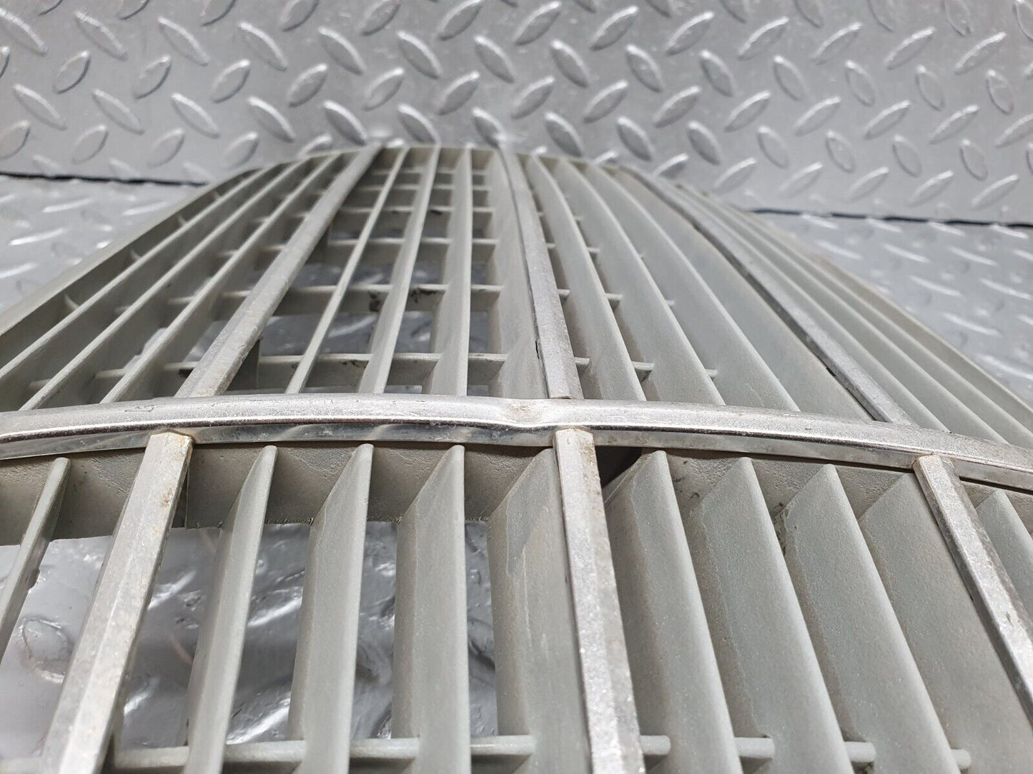 44103 Mercedes-Benz C123 230CE Coupe Bonnet Grill