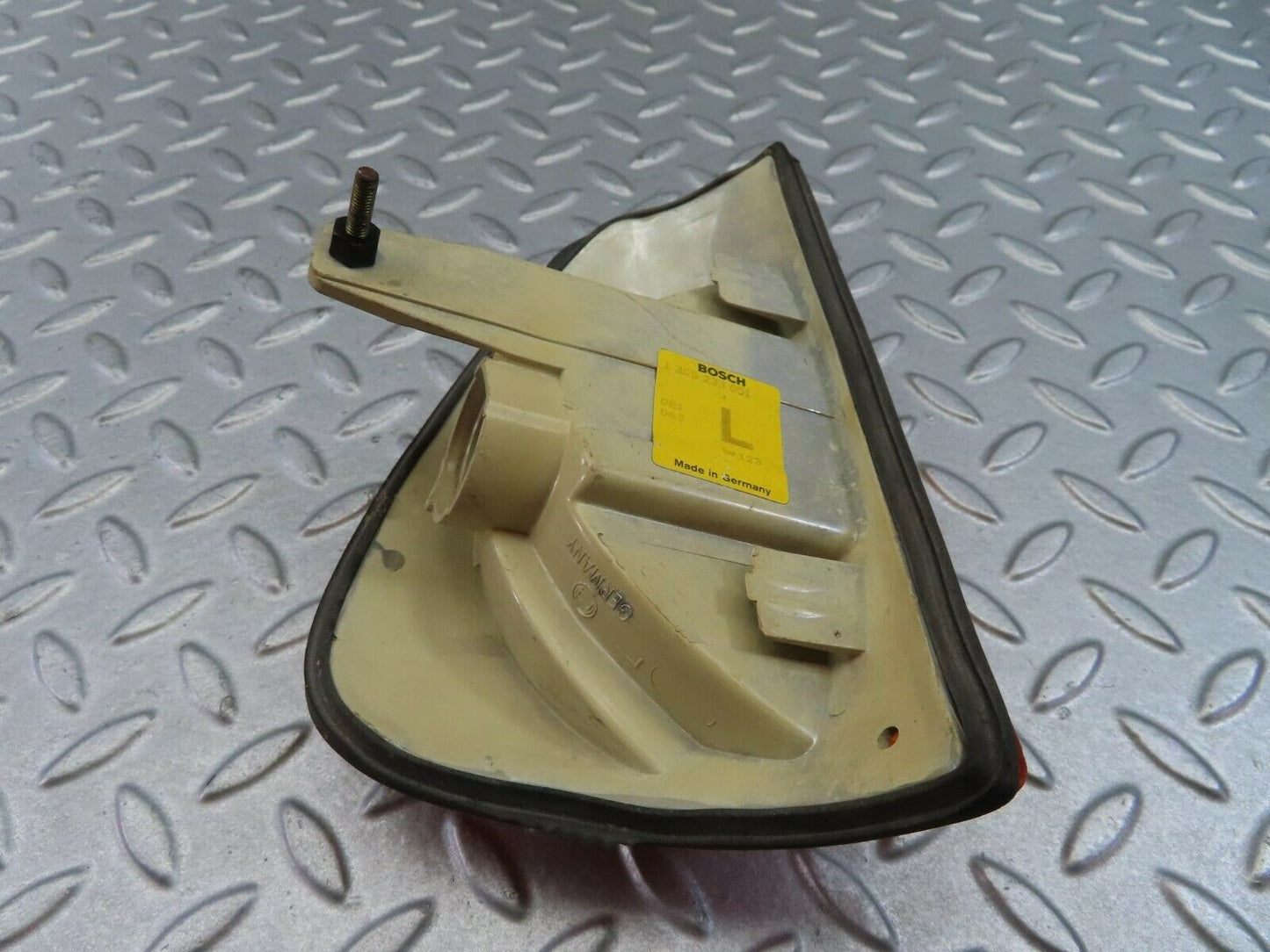 8066 Mercedes-Benz W123 Indicator Light Front Left Bosch 1305233051