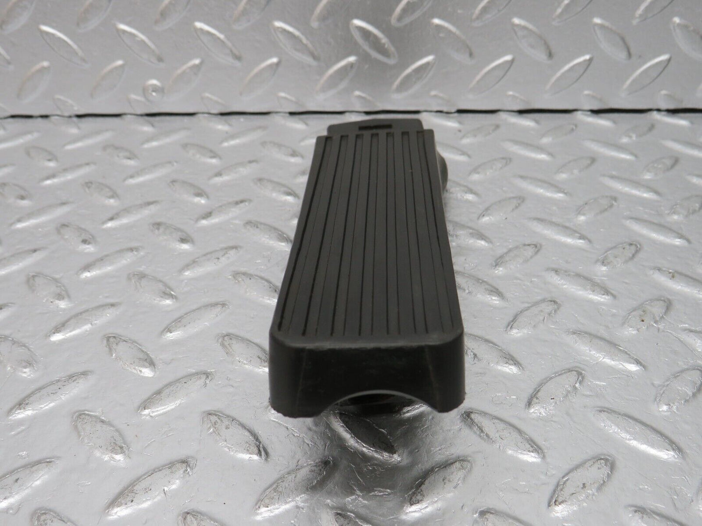 32597 Mercedes-Benz S124 300TE Wagon Accelerator Pedal With Rubber 1233010082