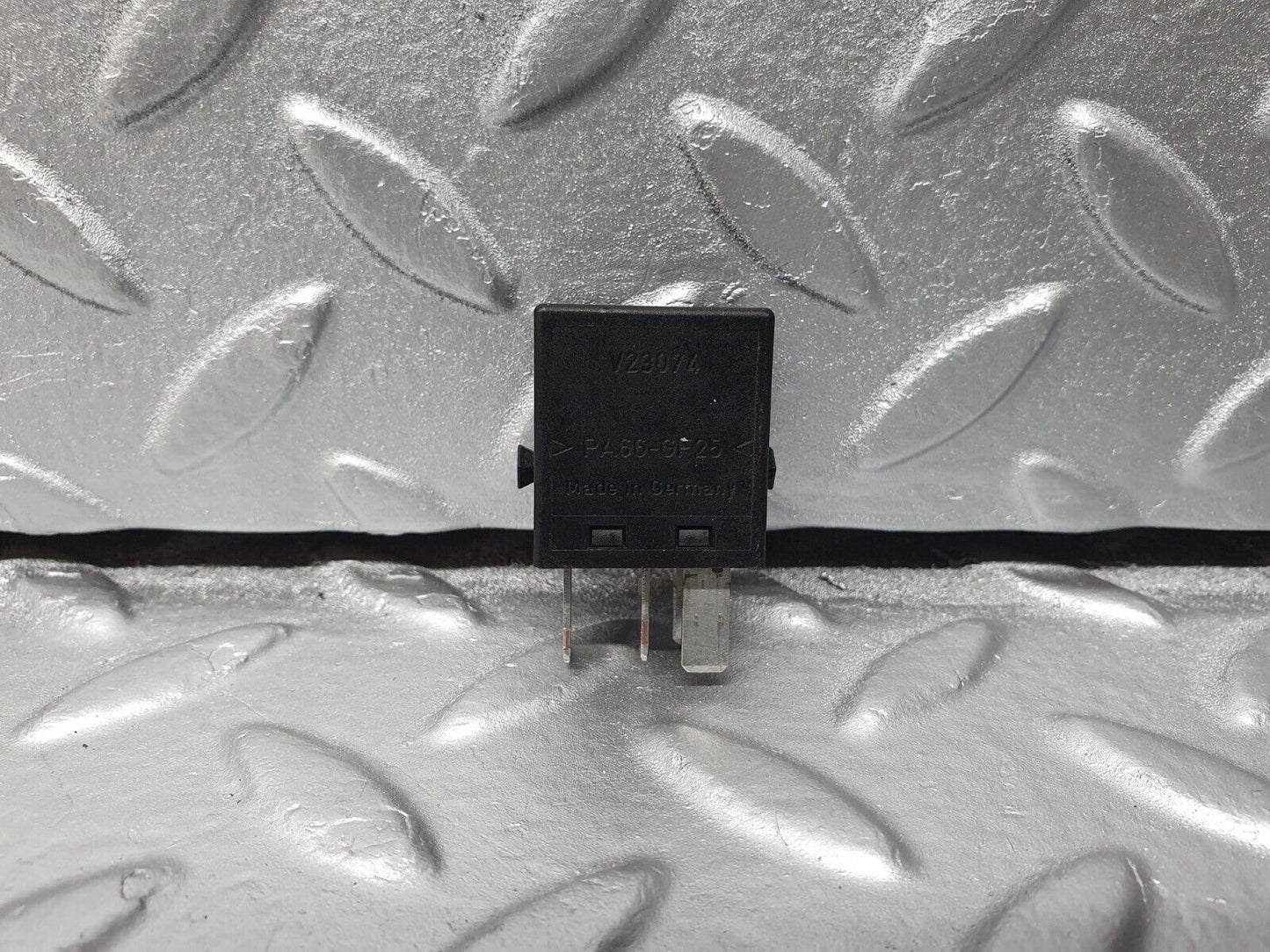 41795 Mercedes-Benz W202 C200 Indicator Relay 0025421119
