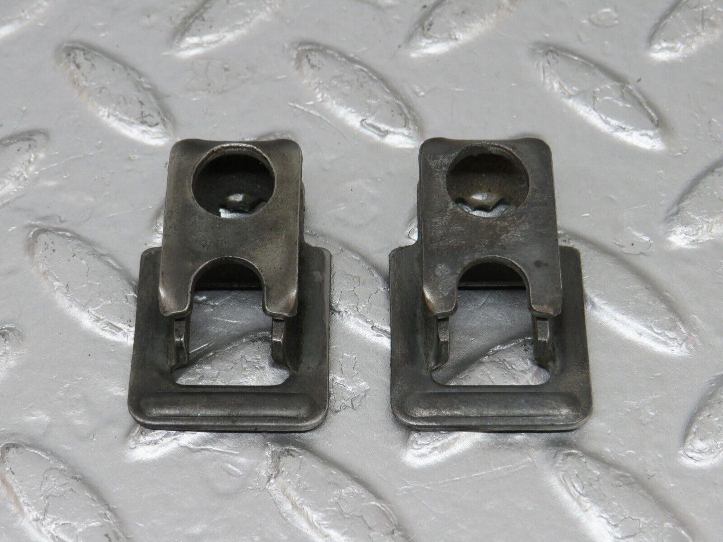 34130 Mercedes-Benz W124 260E Fuel Injector Bracket 2x