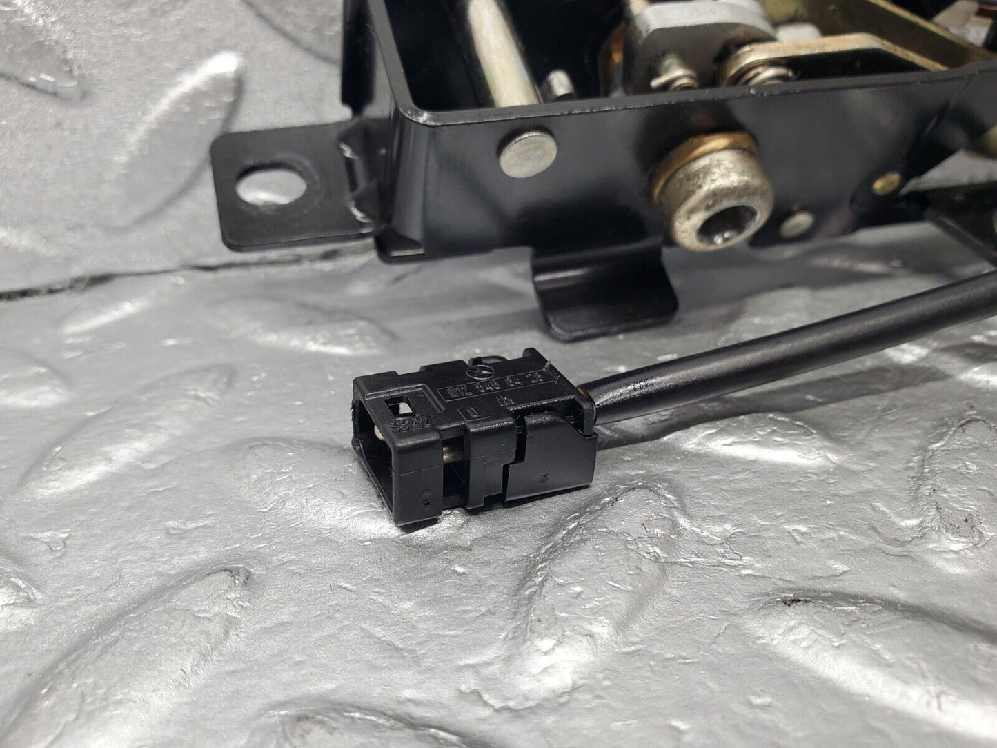 46943 Mercedes-Benz R129 320SL Coupe Soft Top Lock Latch Right 1298000874 1298211051