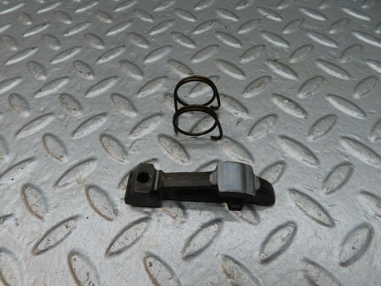 18065 Mercedes-Benz W123 200 Valve Rocker Arm With Retaining Spring