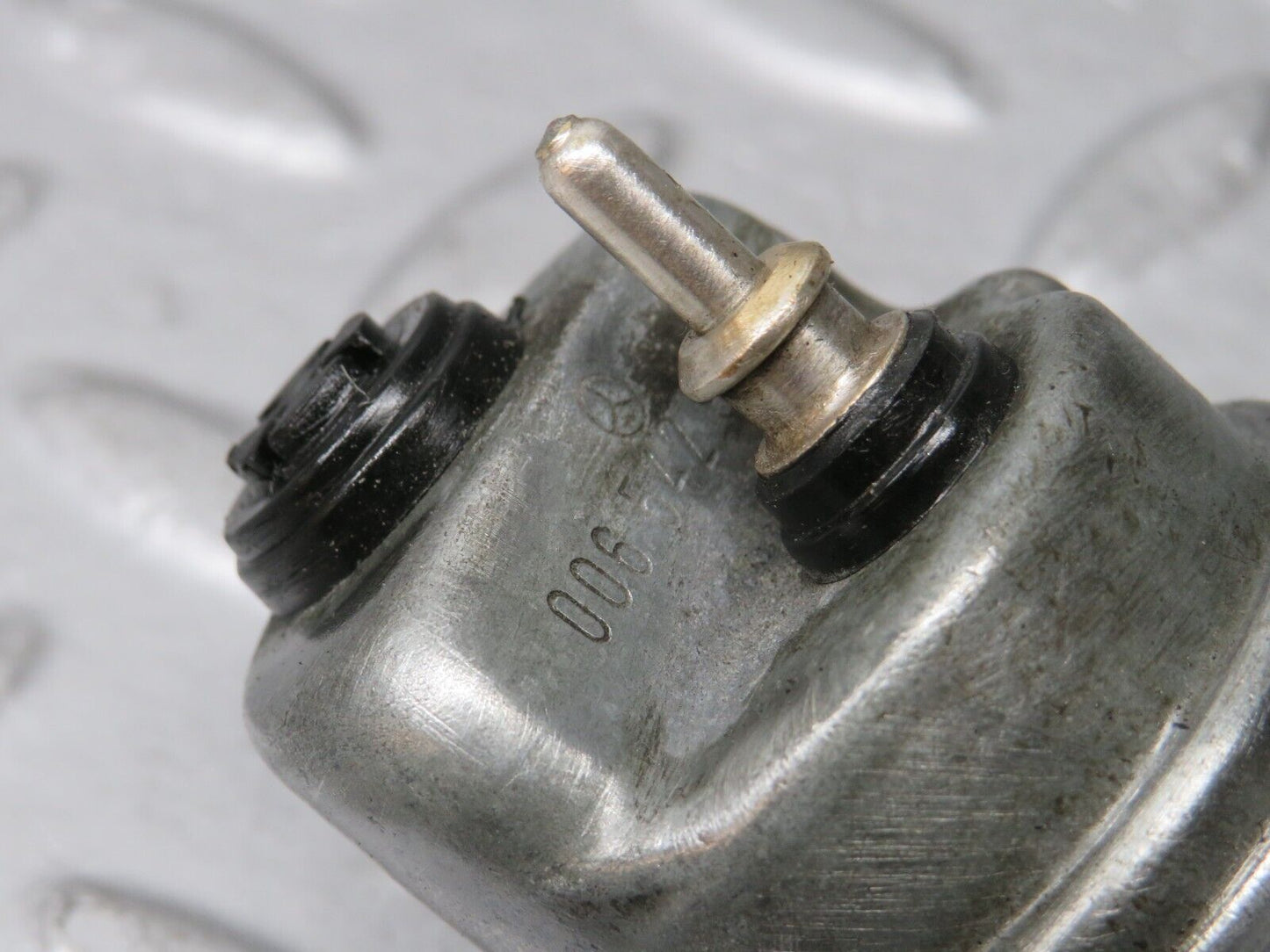 39065 Mercedes-Benz W201 190E 2.6L Oil Pressure Sensor 0065429416