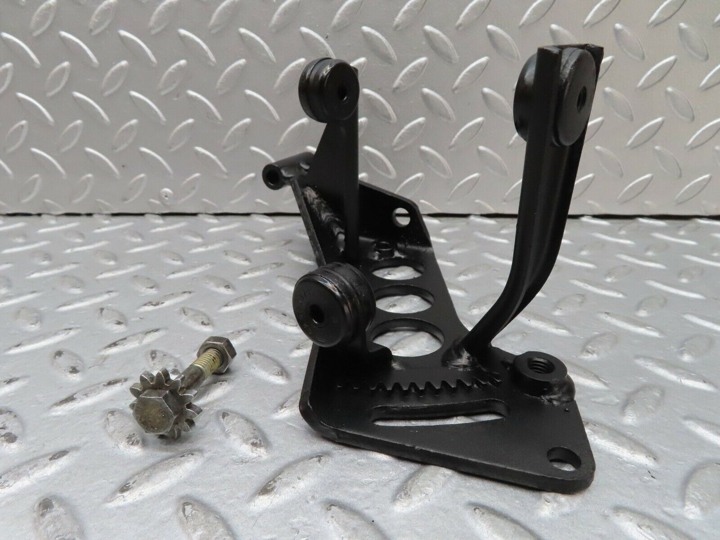 16976 Mercedes-Benz C123 280CE Coupe Power Steering Pump Bracket