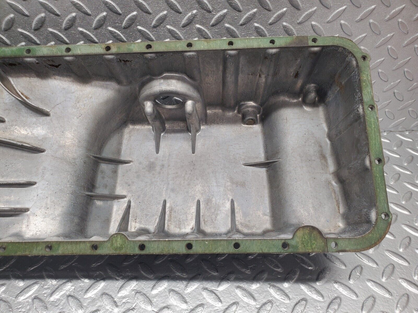 46231 Mercedes-Benz W124 280E Oil Pan Oil Sump 1040141202