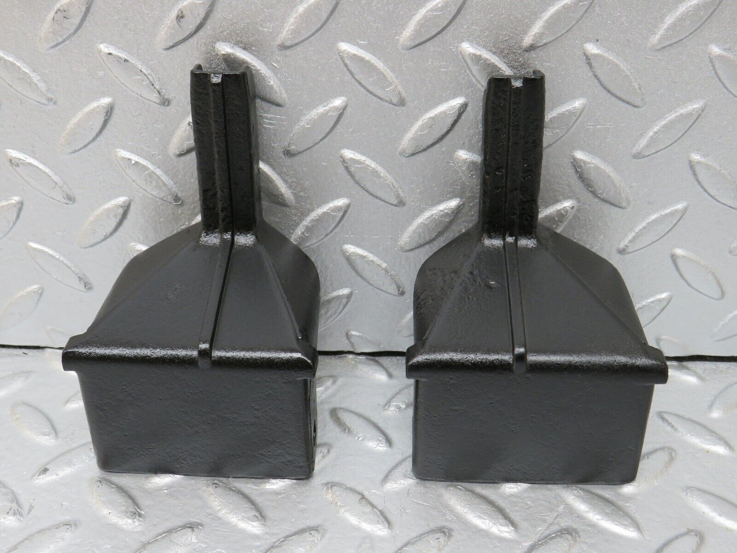 34600 Mercedes-Benz C126 380SEC Front Bumper Bracket 2x 1268851114 1268851214