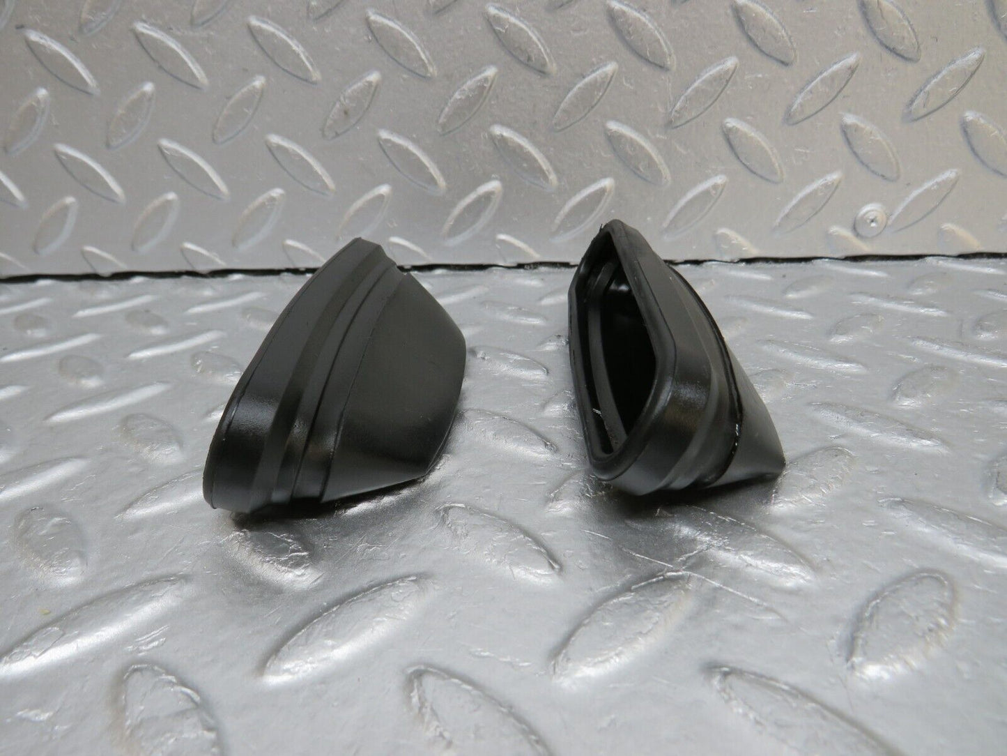 37021 Mercedes-Benz C126 420SEC Coupe Dashboard Centre Air Vent Rubber 2x 1269970181