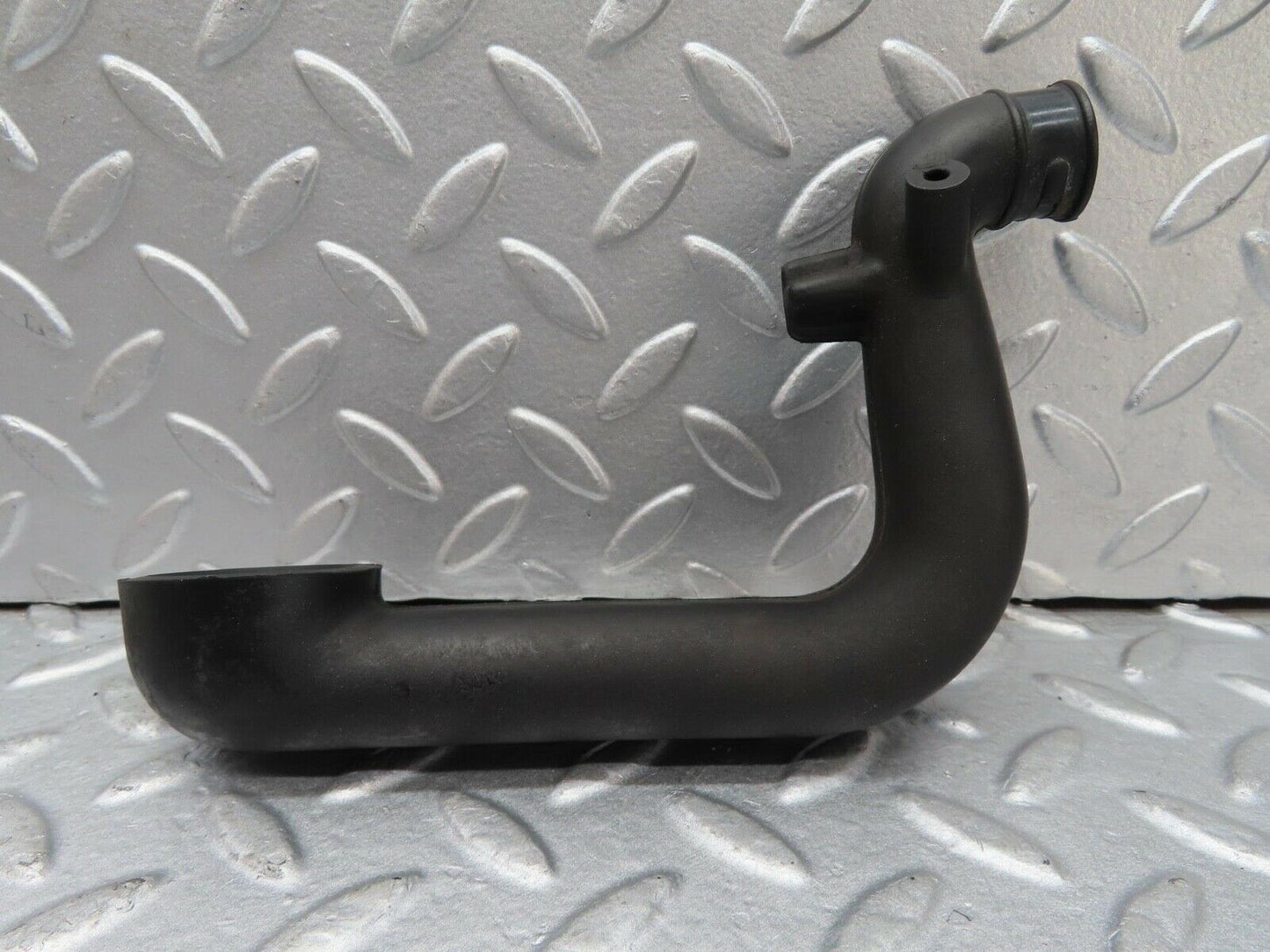 16440 Mercedes-Benz W124 260E Crank Case Breather Hose 1030941082