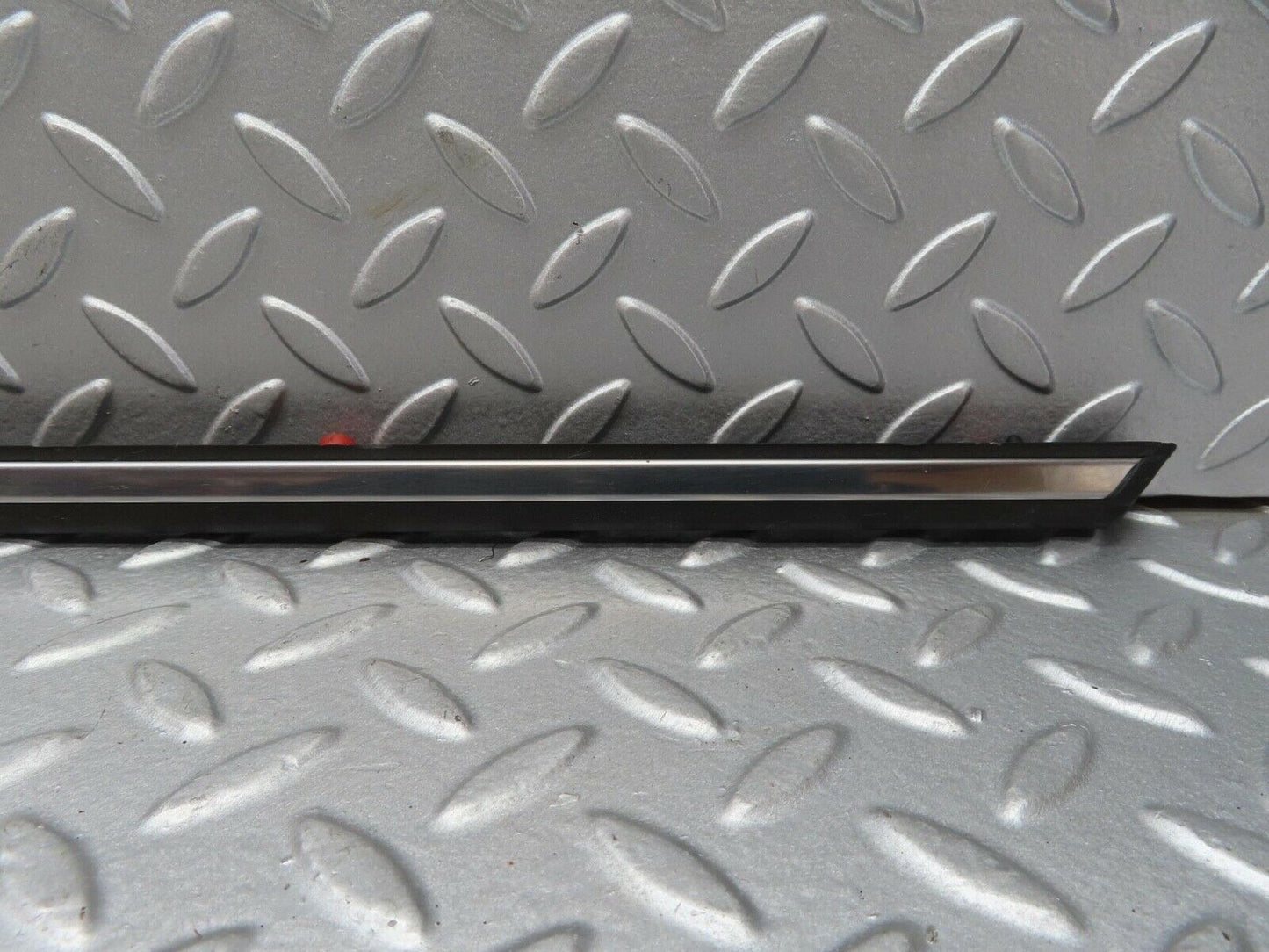 13444 Mercedes-Benz W123 200 Front Right Door Centre Moulding Trim