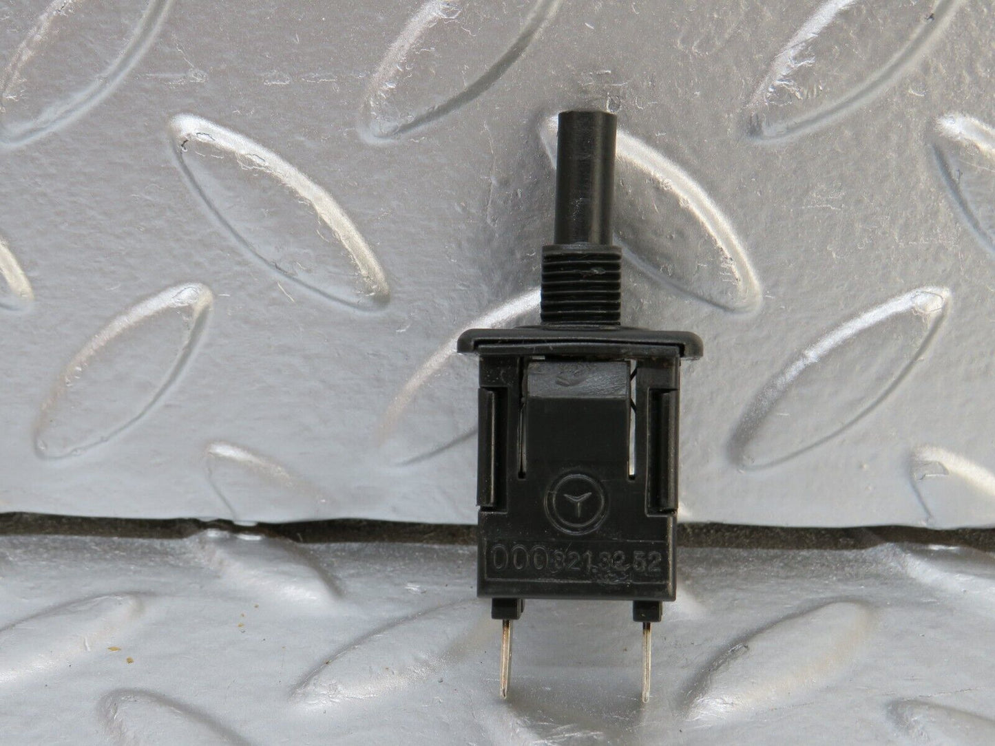 25526 Mercedes-Benz W123 200 Glove Box Light Switch 0008213252