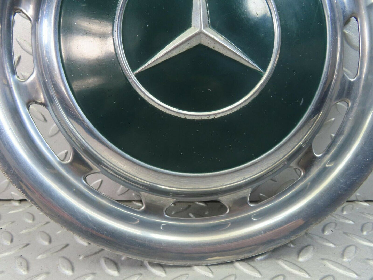 8419 Mercedes-Benz Vintage Wheel Trim Hub Cap 14