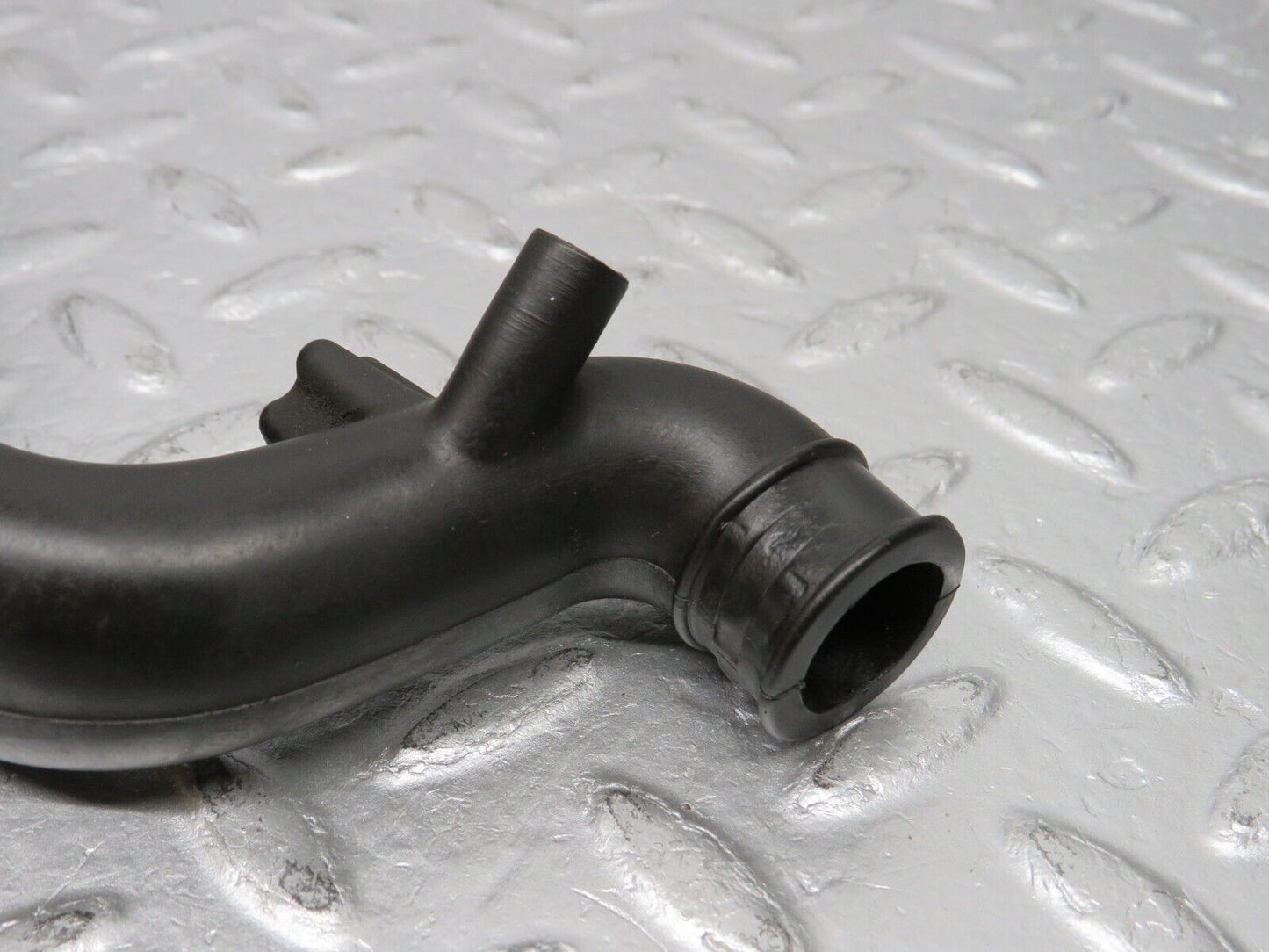 38886 Mercedes-Benz W201 190E 2.6L Crankcase Breather Pipe 1030941982