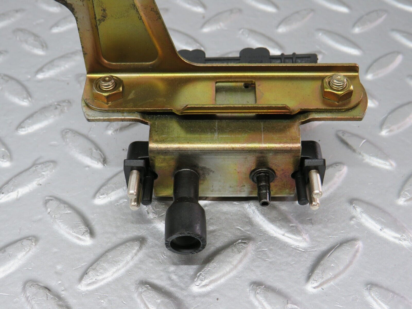 33384 Mercedes-Benz W202 C180 Solenoid Vacuum Valve 0025400697
