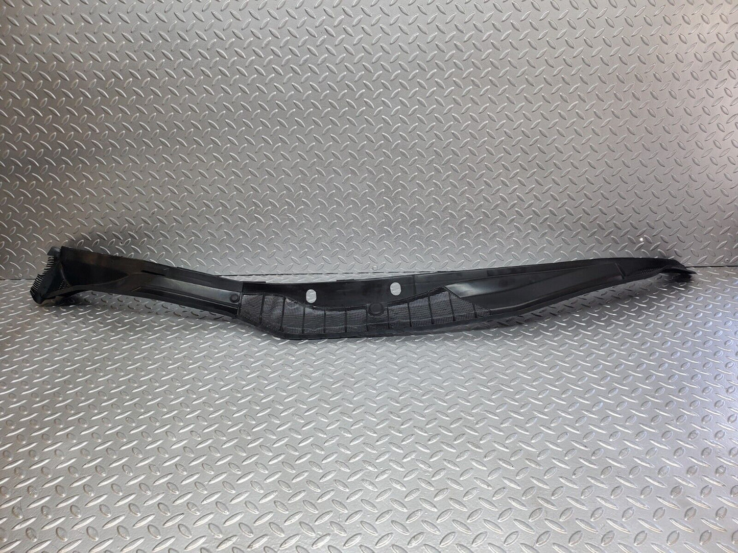 45707 Mercedes-Benz W126 420SE Windscreen Wiper Cover Grill 1268300413 1268300313
