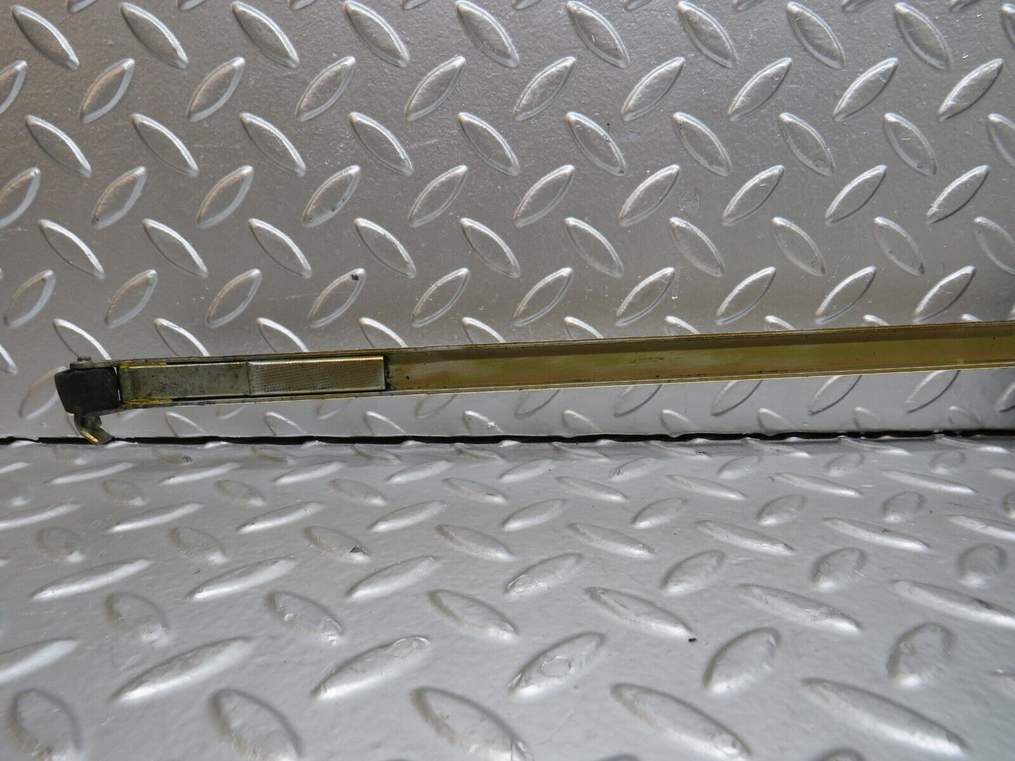 28468 Mercedes-Benz W123 240D Sunroof Manual Opener Mechanism