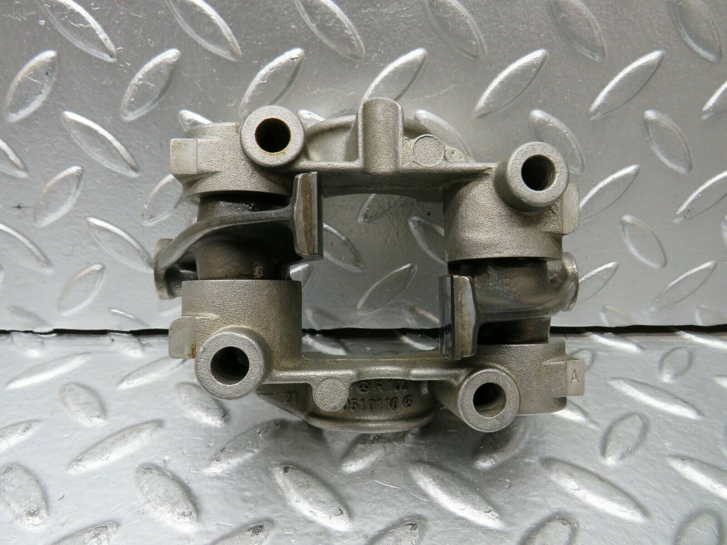 23072 Mercedes-Benz W201 190E Rocker Arms Camshaft Bearing Block 1020512110