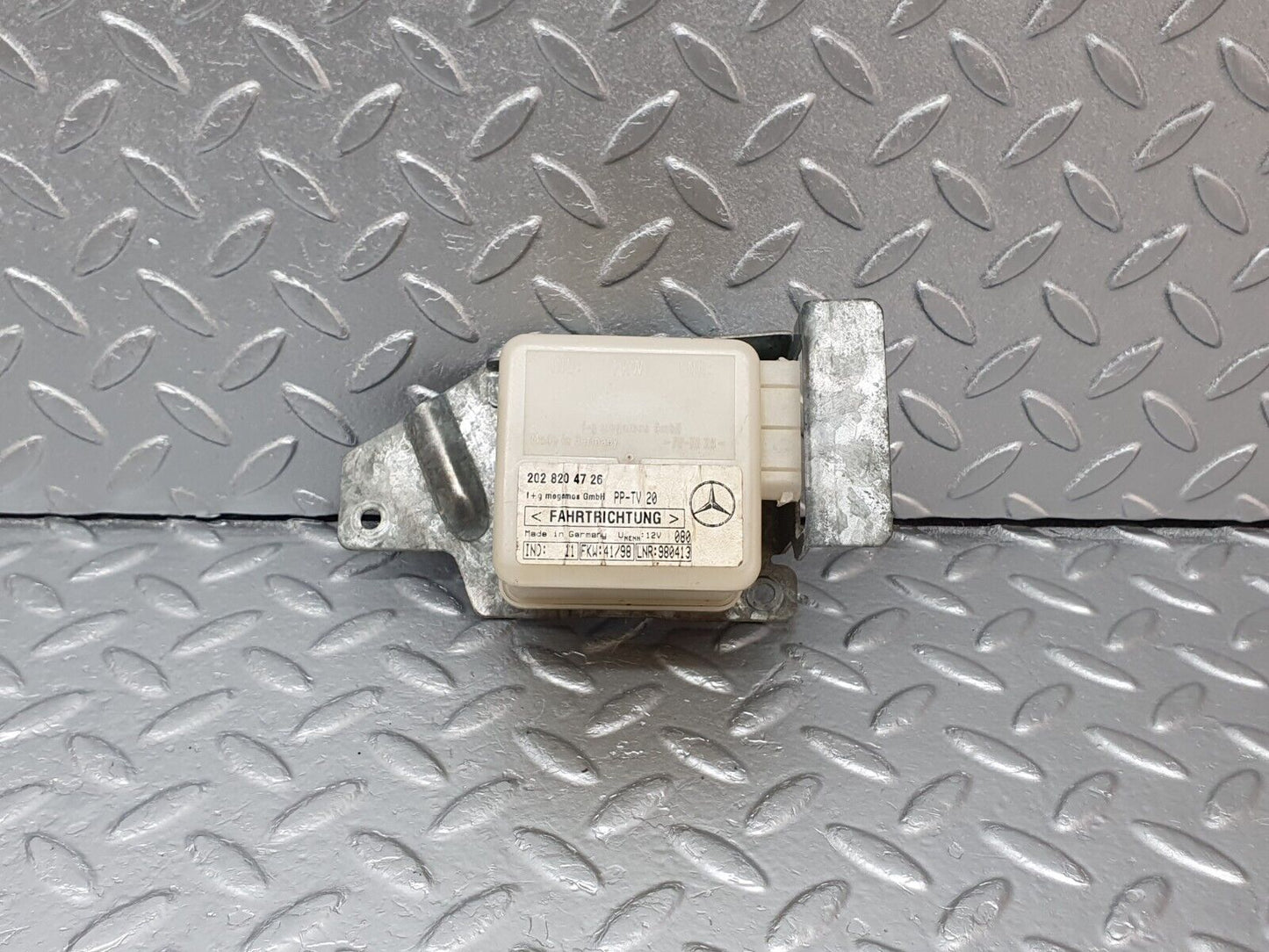 41750 Mercedes-Benz W202 C200 Alarm Control ECU 2028204726