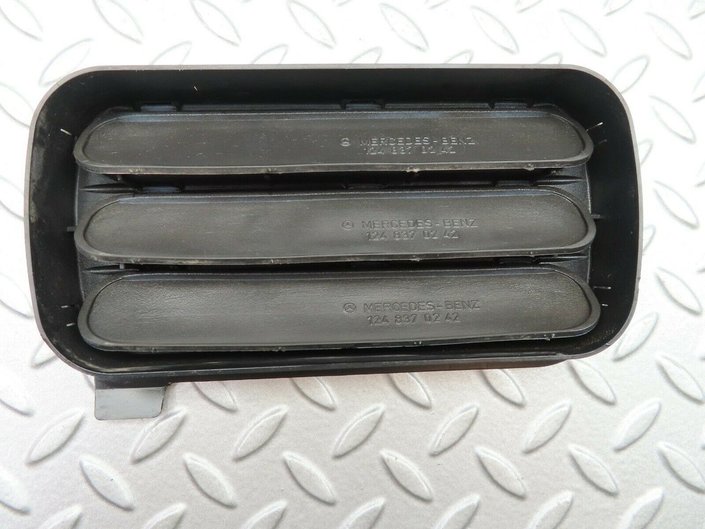 5580 Mercedes-Benz W124 230E Rear Air Intake Vent Right 1248370230