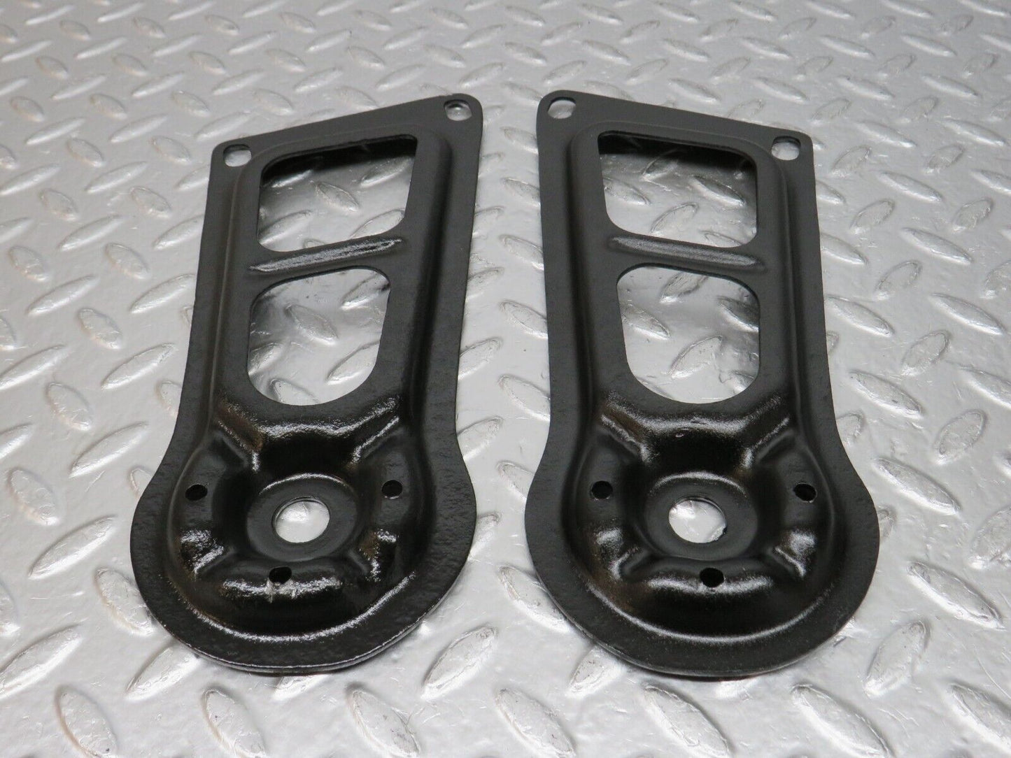 0806 Mercedes-Benz C107 350SLC Coupe Rear Suspension Axle Mounting Bracket