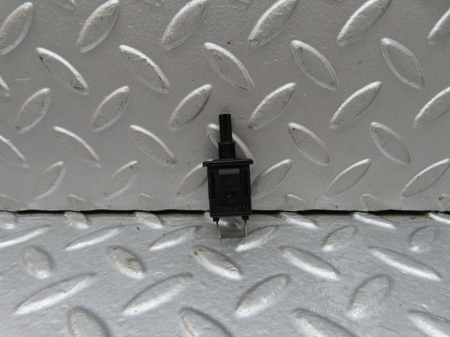 18087 Mercedes-Benz W123 200 Door Contact Switch 0008212852