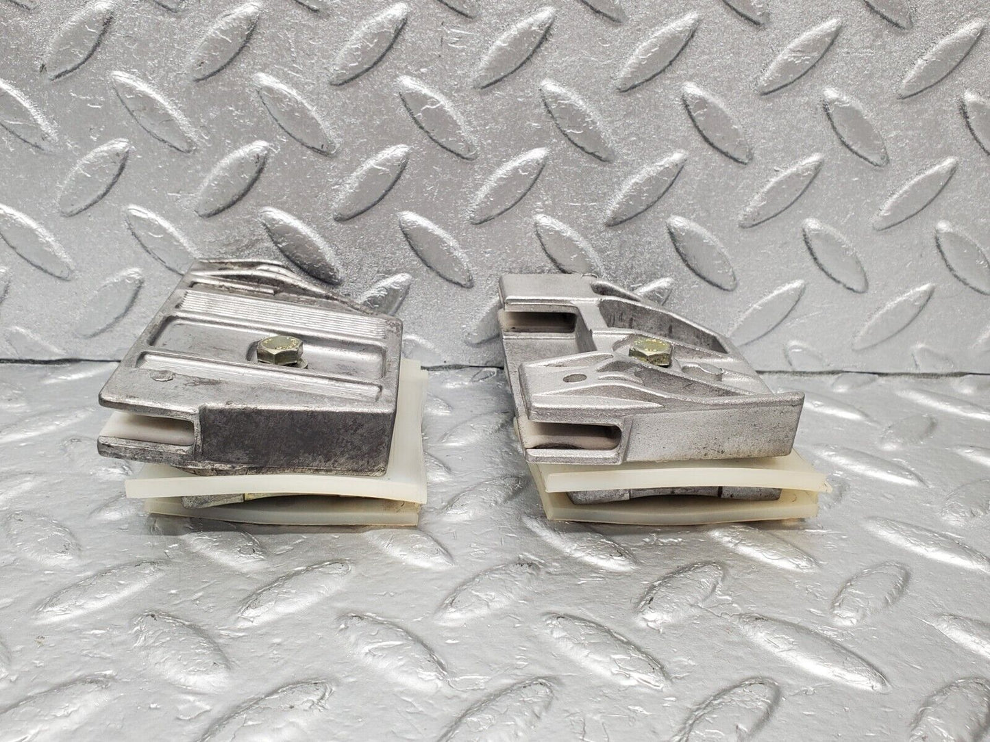 46955 Mercedes-Benz R129 320SL Coupe Door Window Guide Bracket 1247250332 1247250432