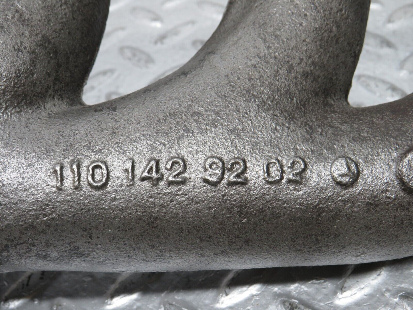 33105 Mercedes-Benz W126 280 Exhaust Manifold Cylinder 4-6 1101429202