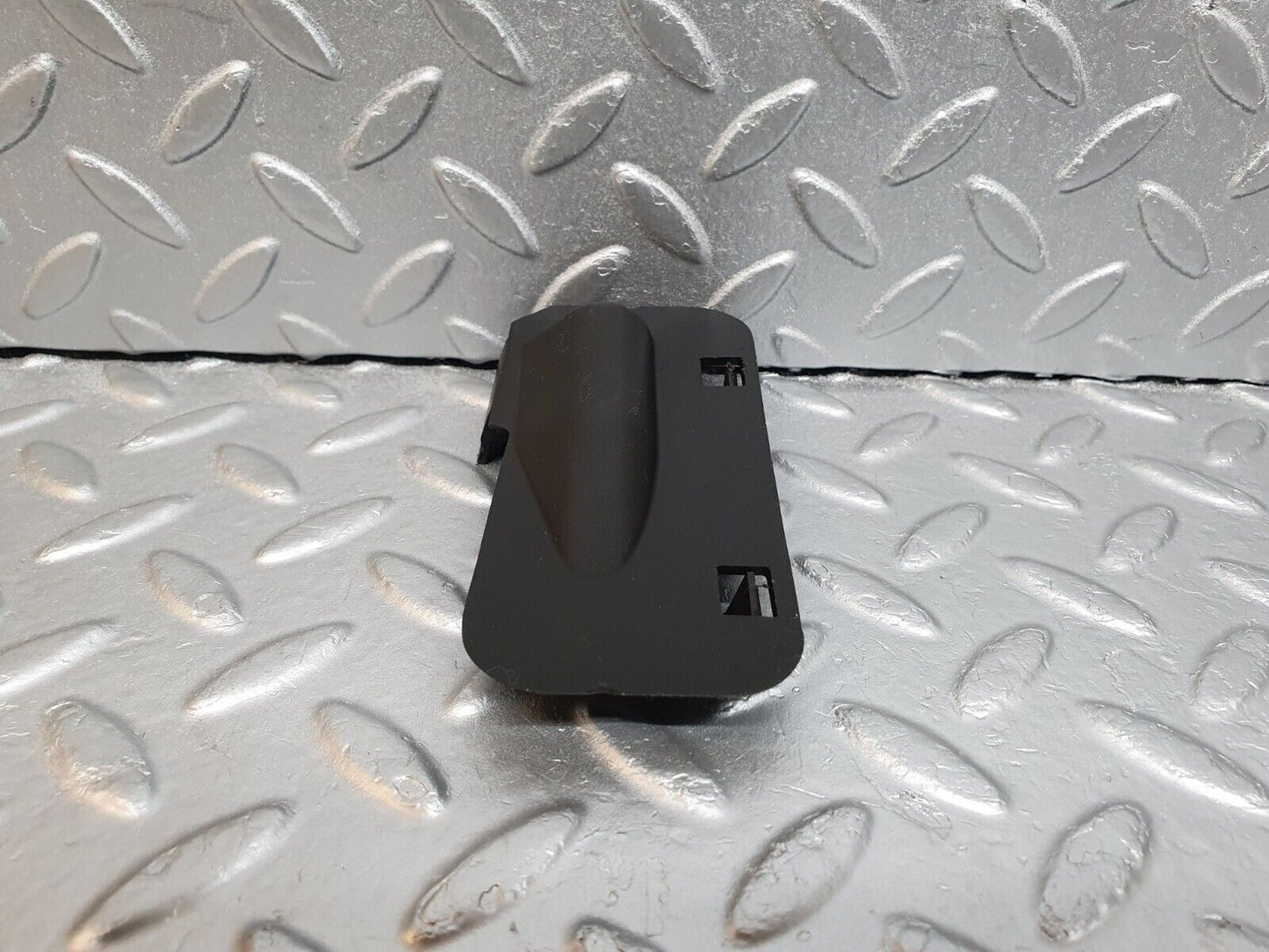 41975 Mercedes-Benz W202 C200 Windscreen Washer Nozzle Cover Trim 2028890025