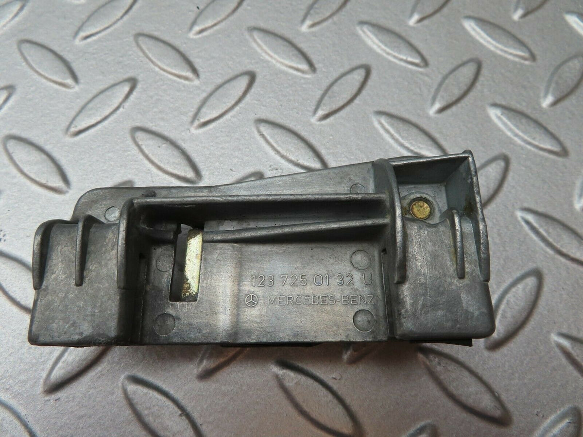 4139 Mercedes-Benz C123 280CE Fixing Clip To The Door Glass 1237250132