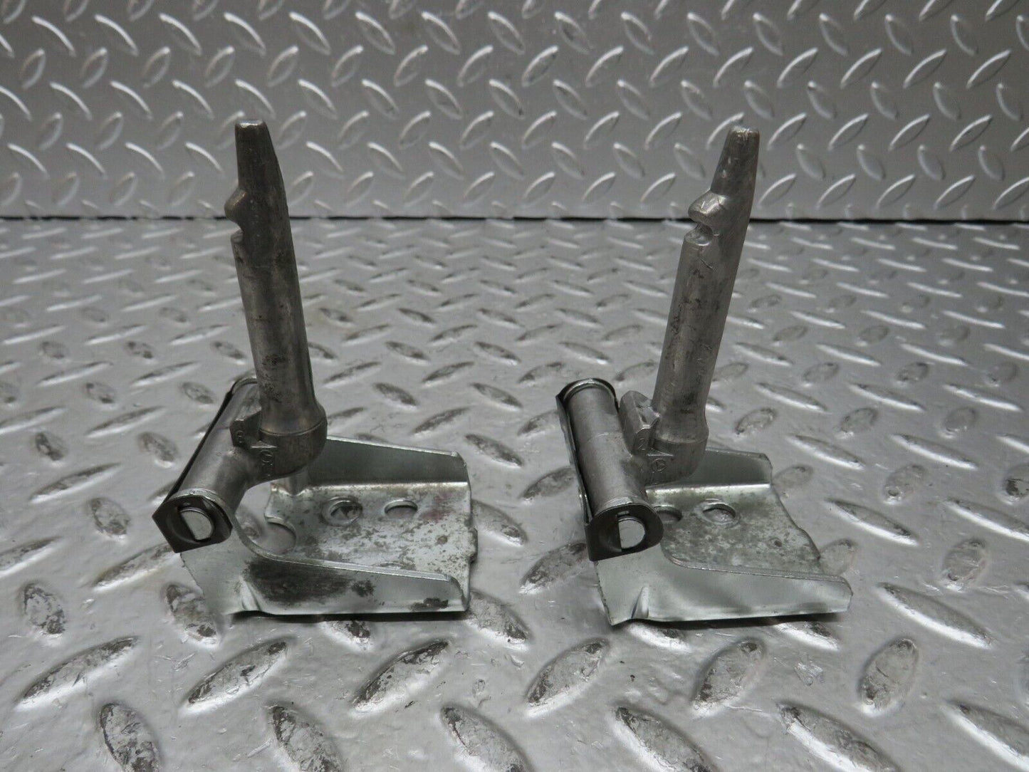 27832 Mercedes-Benz S124 300TE Wagon Rear Seat Hinge Pair With Cover 124922013