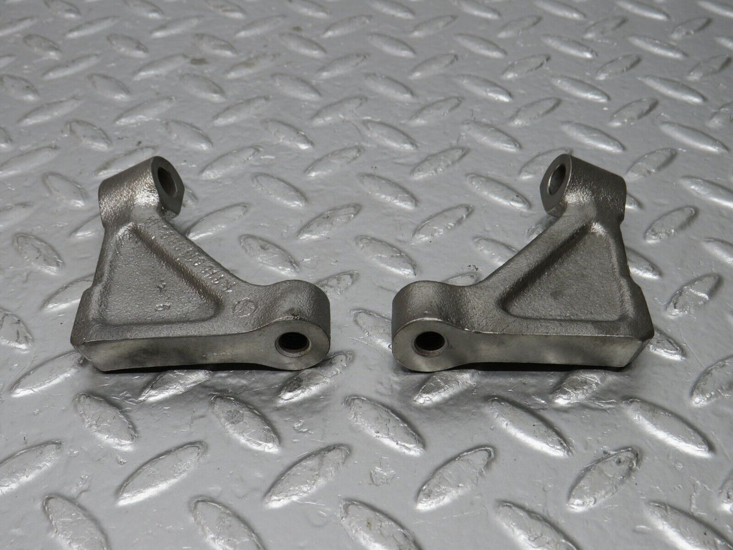 32952 Mercedes-Benz C107 R107 Engine Mount Bracket Pair 1160110895 1160110995