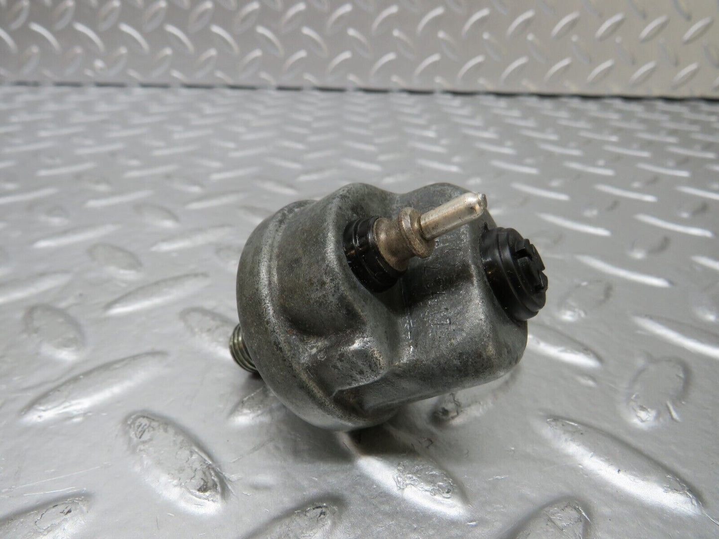 25515 Mercedes-Benz W123 200 Oil Pressure Sensor 0065429417