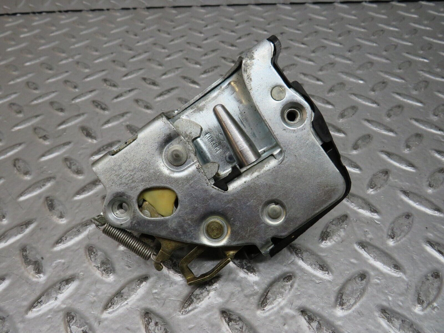 28739 Mercedes-Benz W123 230E Front Right Door Lock Mechanism 1237230208