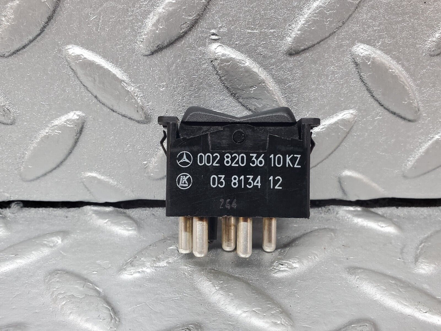 44524 Mercedes-Benz W123 280E Rear Left Electric Window Switch 0028203610