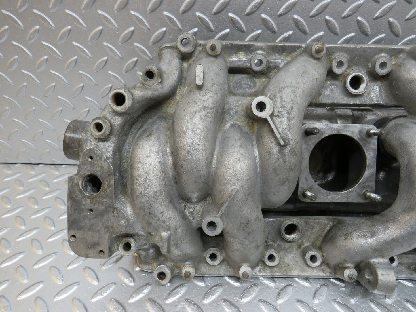 33042 Mercedes-Benz C107 R107 350 V8 Intake Manifold 1161412301