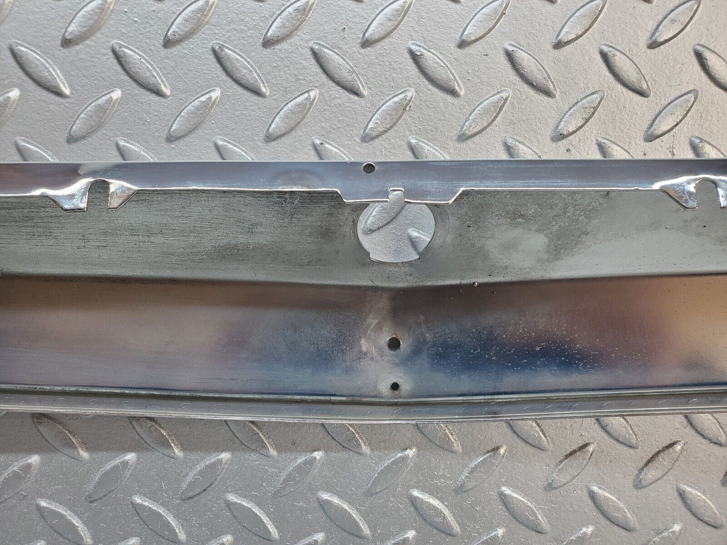 45724 Mercedes-Benz W126 420SE Bonnet Grill Chrome Frame