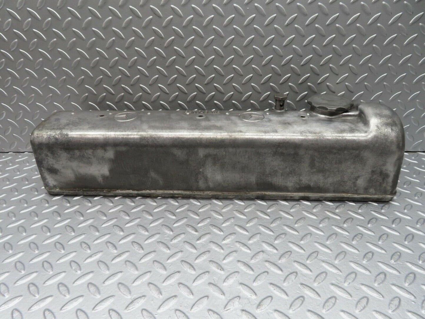 12954 Mercedes-Benz W111 220SE Cylinder Head Valve Cover 1800161305