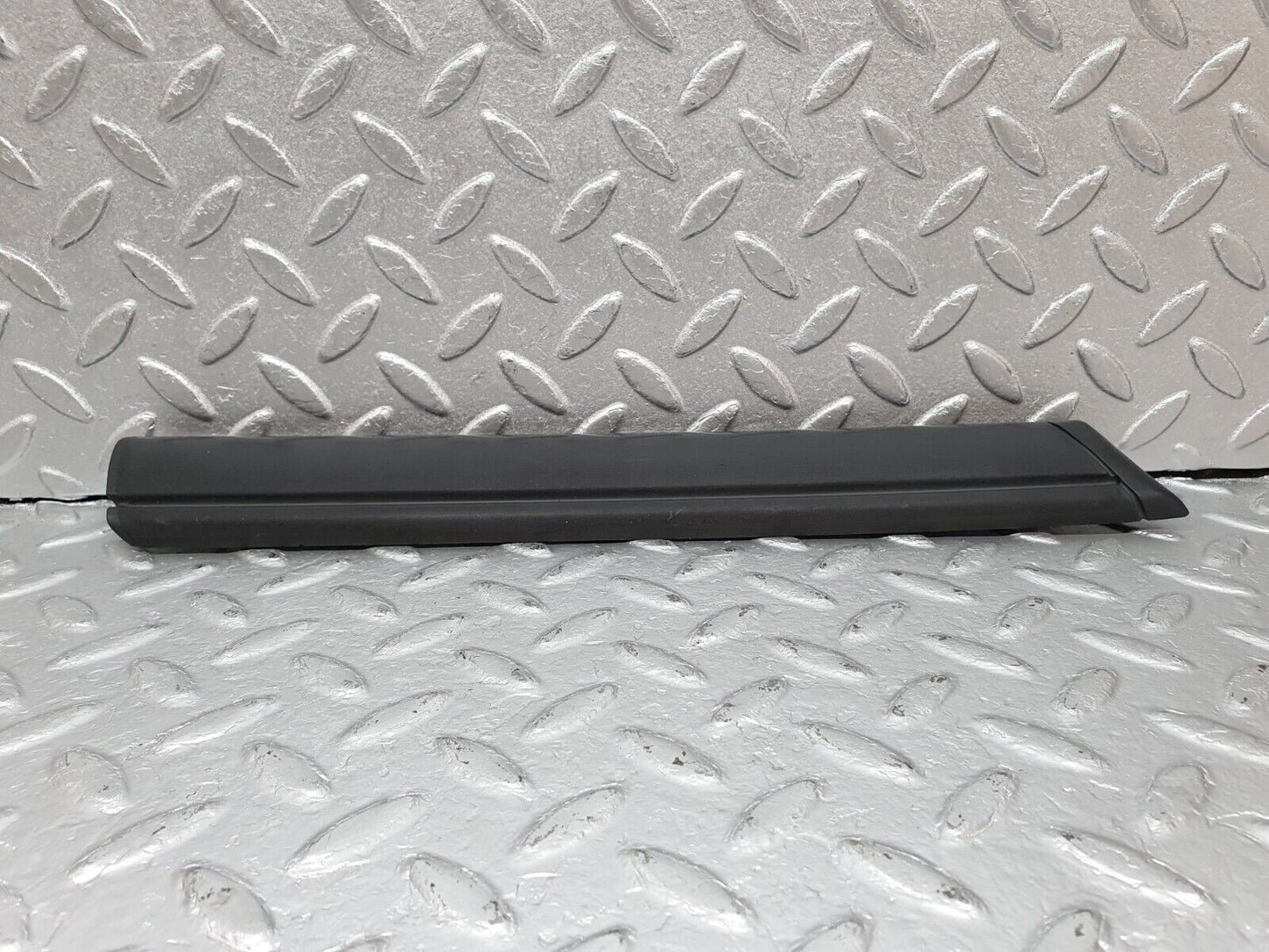 41426 Mercedes-Benz W124 200E Front Left Fender Wing Centre Moulding Trim