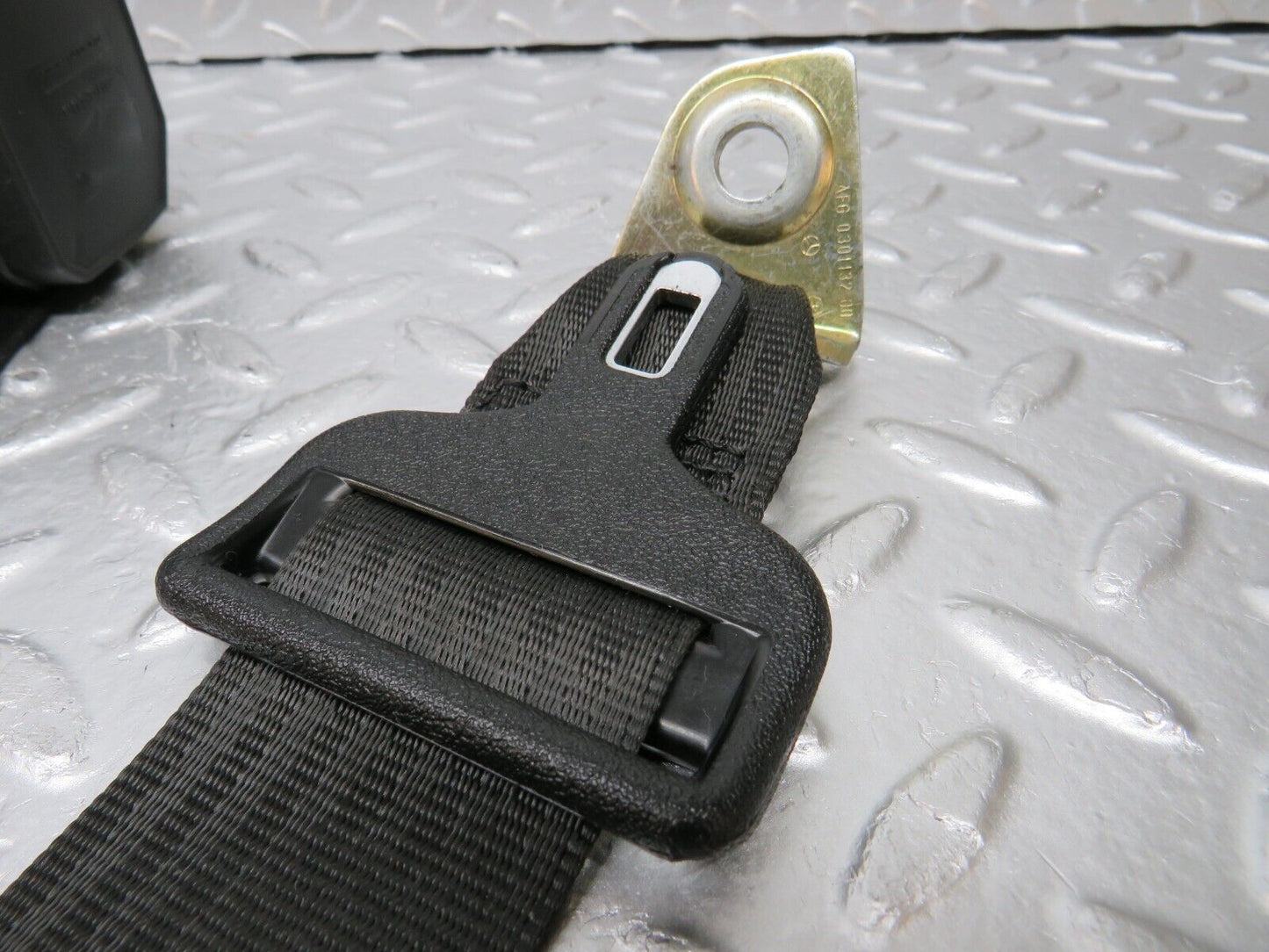 30940 Mercedes-Benz W201 190E Rear Seat Belt & Buckles 1268609085 2018601285