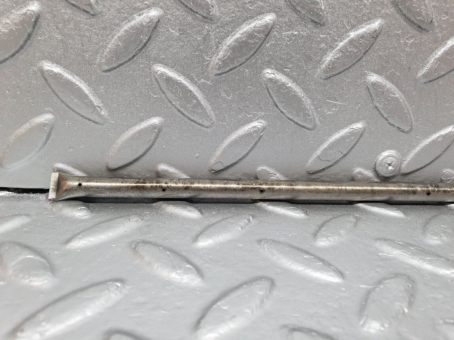 40875 Mercedes-Benz W123 240D Camshaft Oil Tube