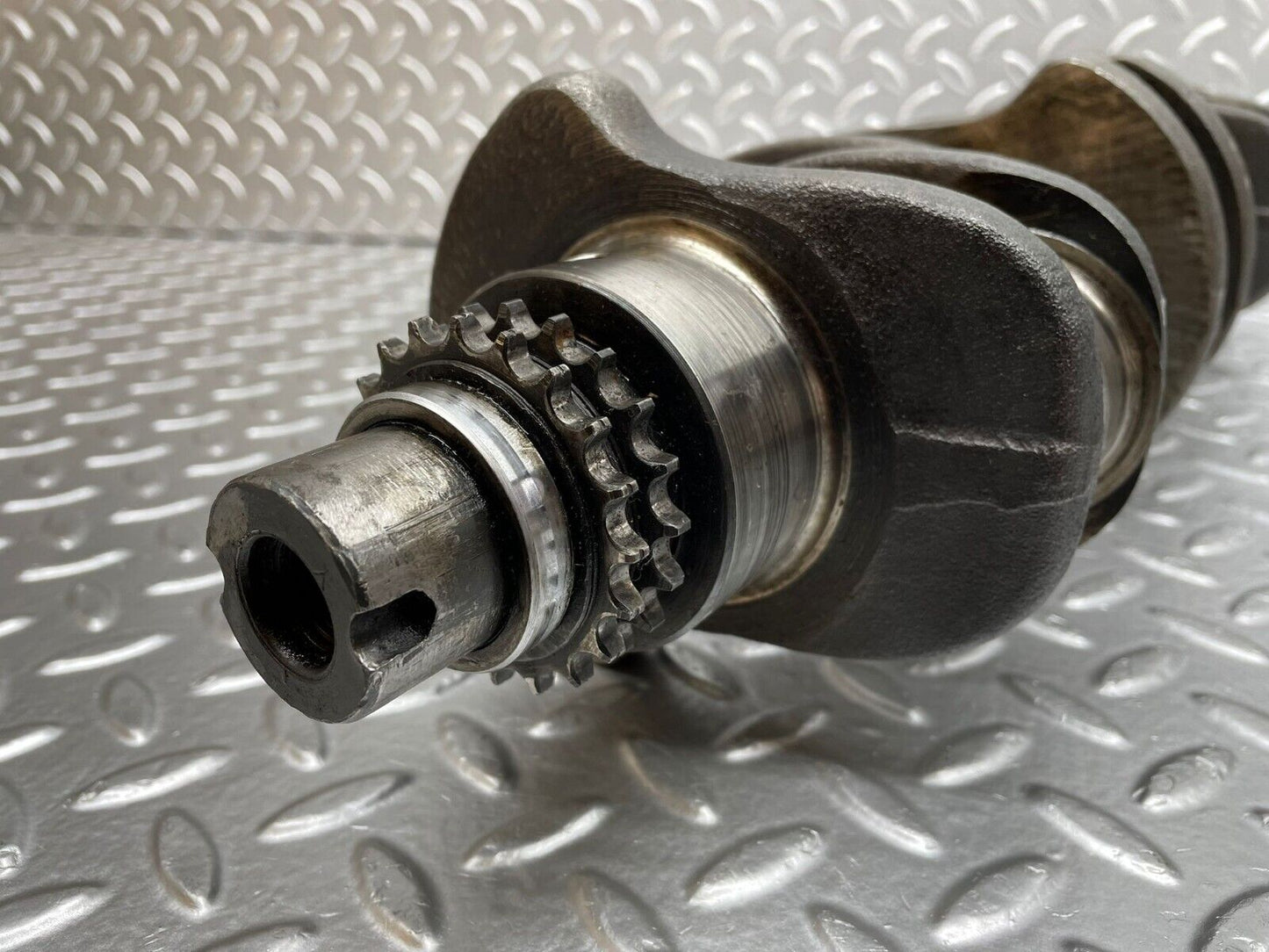 0349 Mercedes-Benz W123 220D Crankshaft  61504