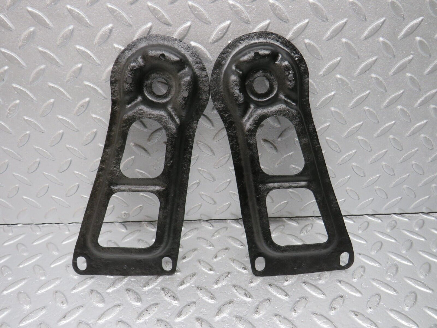 40543 Mercedes-Benz W123 300D Rear Suspension Axle Mounting Bracket