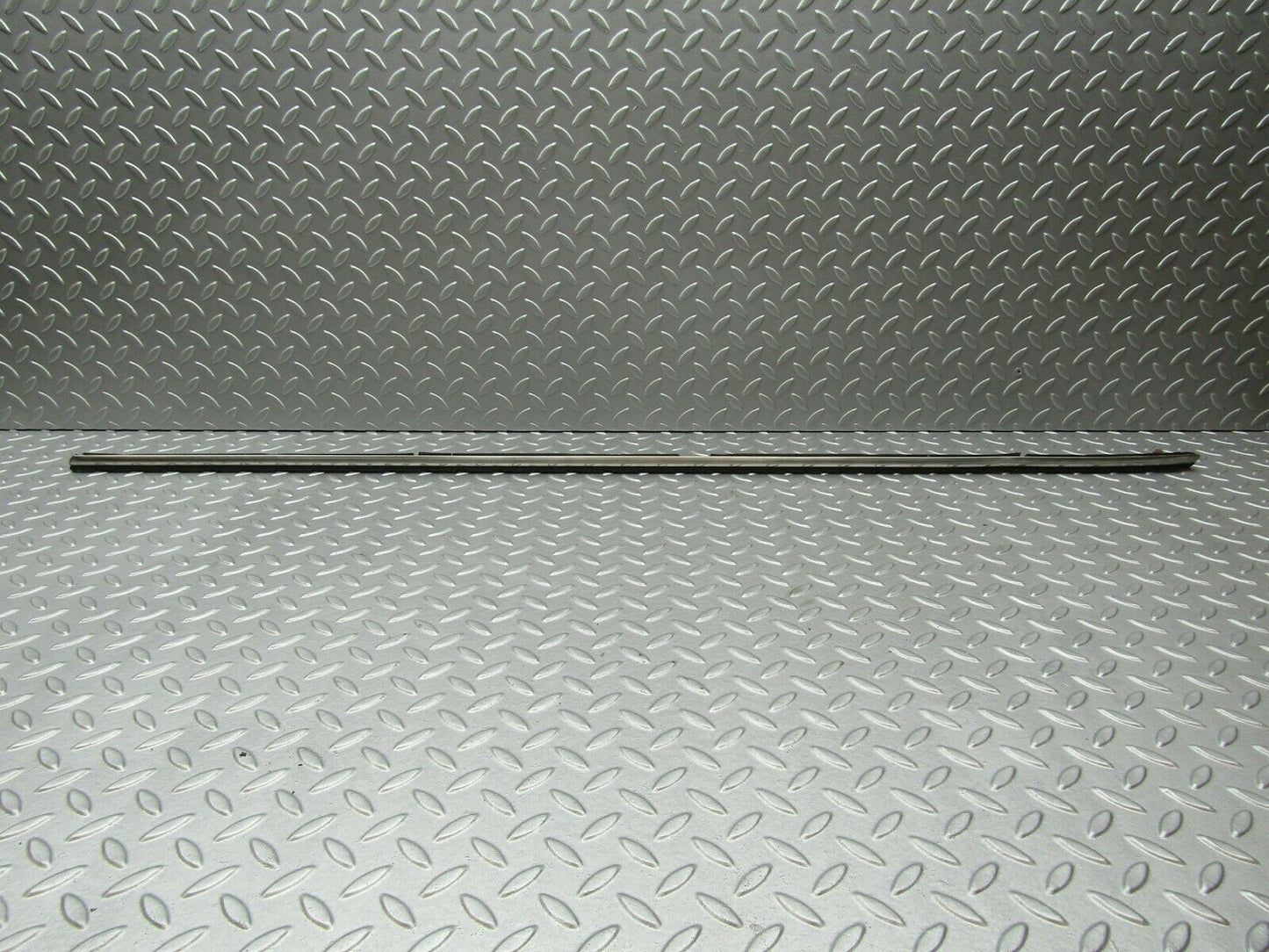 3339 Mercedes-Benz W115 220D Centre Fender Chrome Trim Front Right