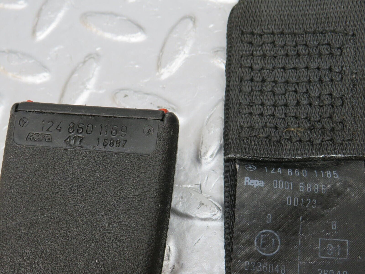 34011 Mercedes-Benz W124 260E Rear Seat Belt Set