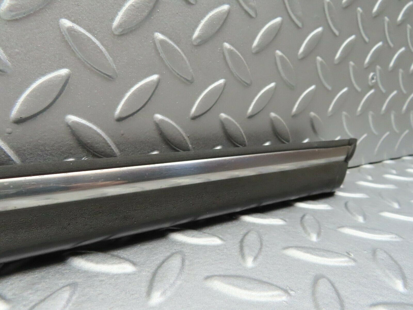 6866 Mercedes-Benz C107 350SLC Coupe Right Door Centre Moulding Trim