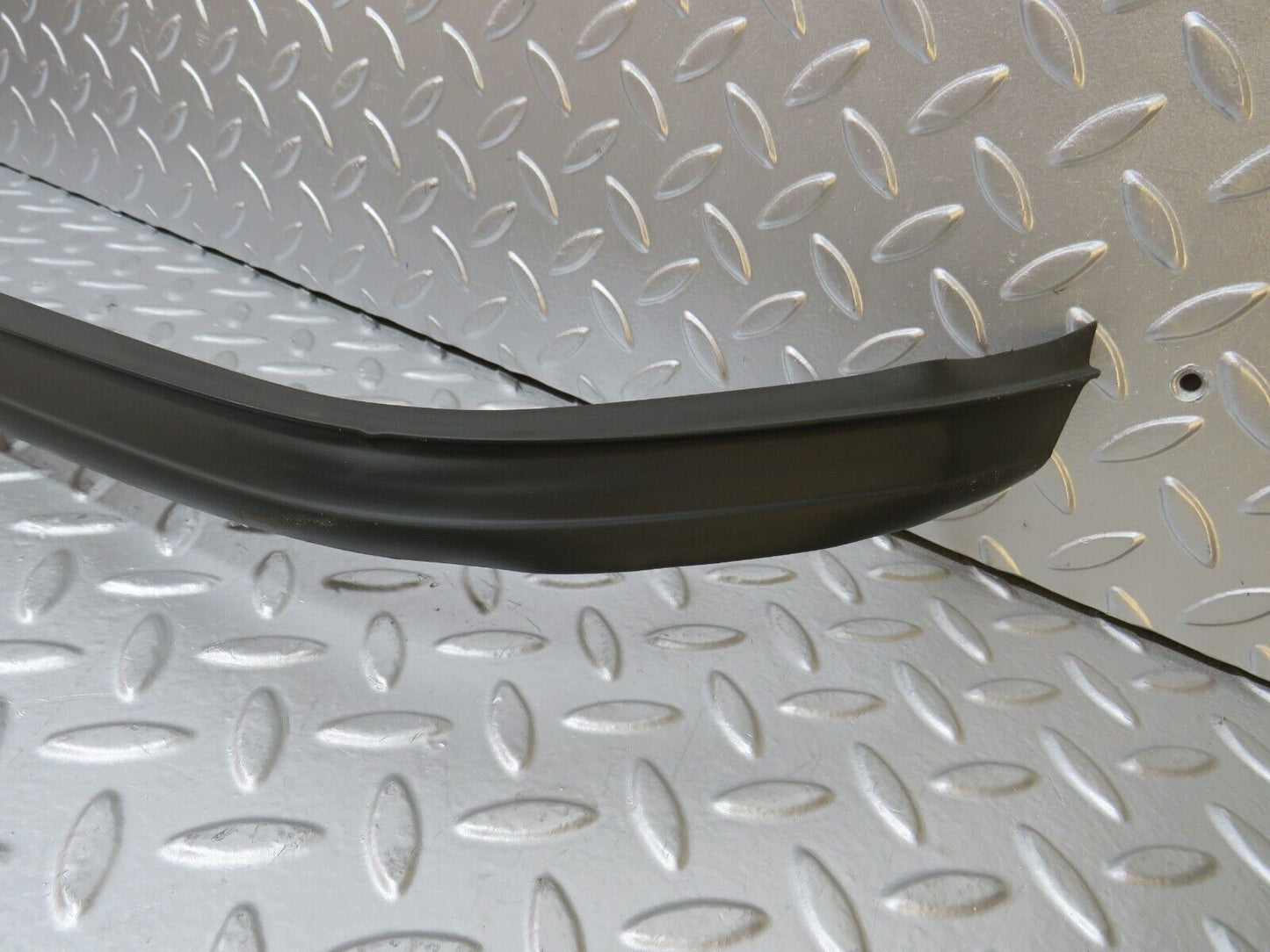 29242 Mercedes-Benz W124 230E Rear Windscreen Lower Rubber Seal
