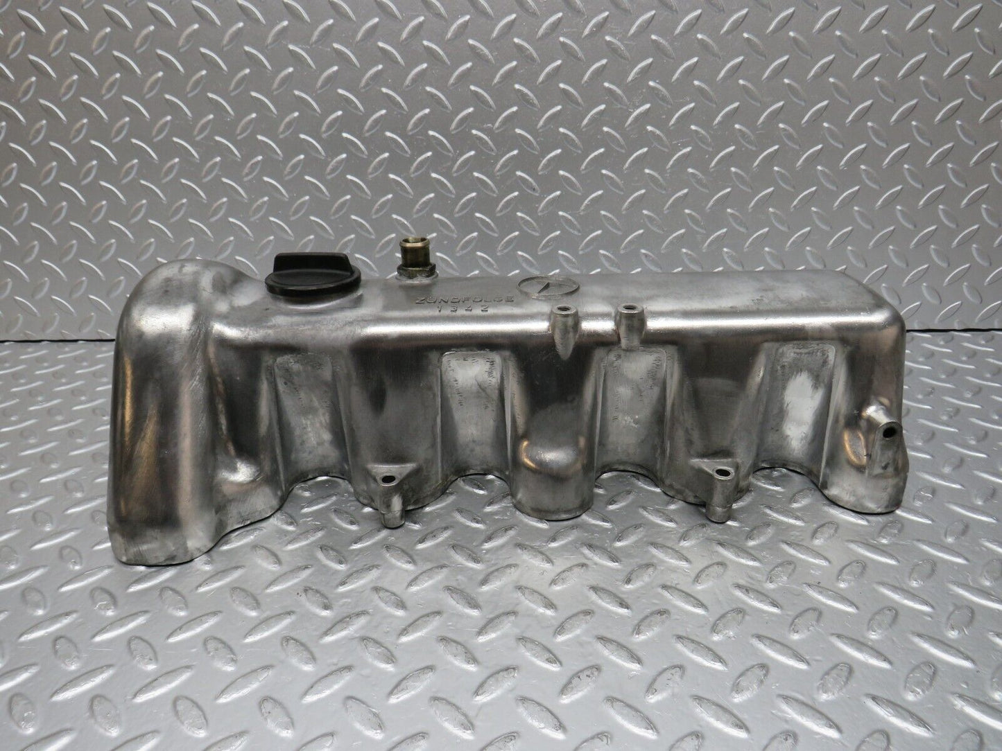 31134 Mercedes-Benz W123 200D Rocker Cover