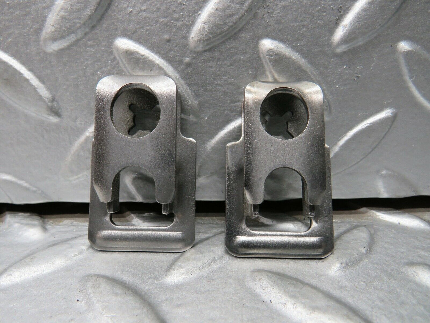 21800 Mercedes-Benz W126 300SE Fuel Injector Bracket 2 pcs